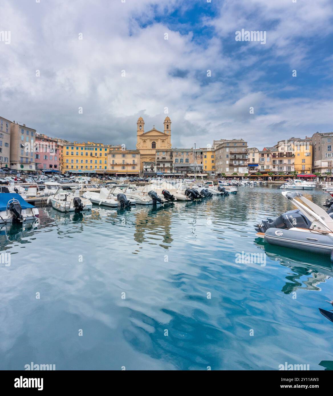 Blick auf die Gebäude mit Blick auf den alten Hafen von Bastia, im Zentrum der St. John Baptist Kirche. Bastia, Haute-Corse, Oberkorsika, Frankreich Stockfoto