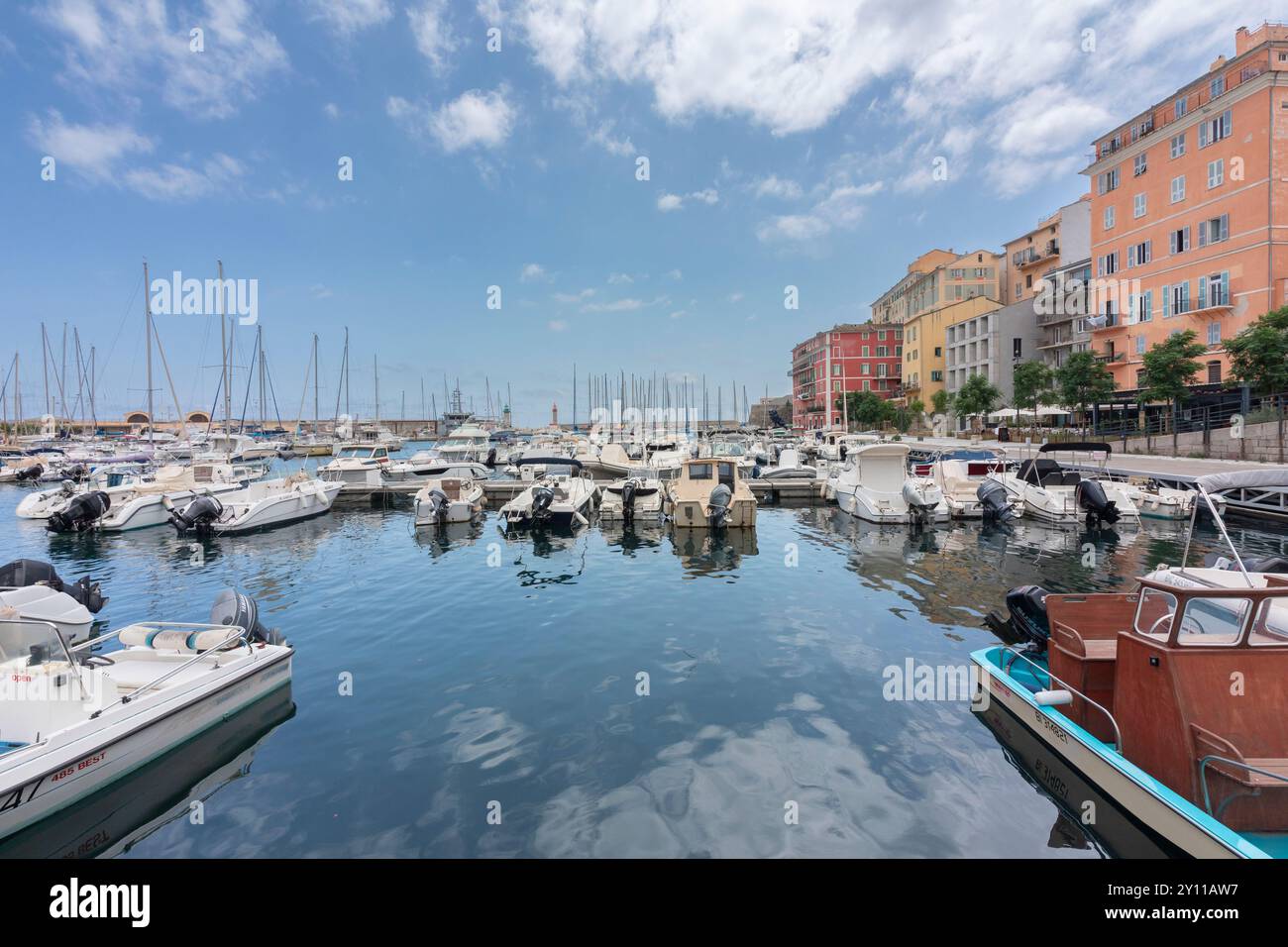 Blick auf die Gebäude mit Blick auf den alten Hafen von Bastia, Haute-Corse, Oberkorsika, Frankreich Stockfoto