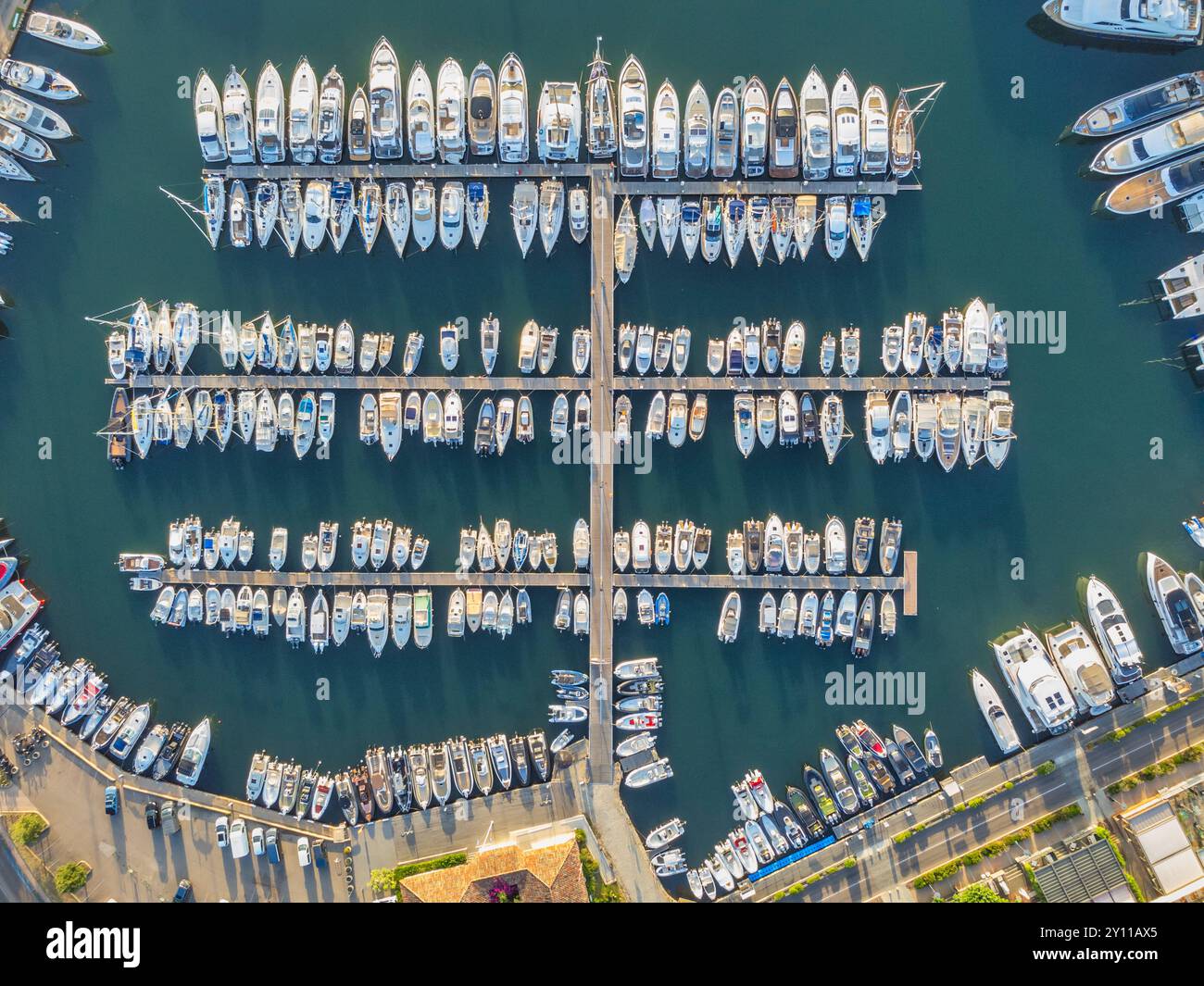 Blick von oben auf den Yachthafen mit vielen verankerten Booten. Porto Vecchio, Corse-du-Sud, Korsika, Frankreich Stockfoto