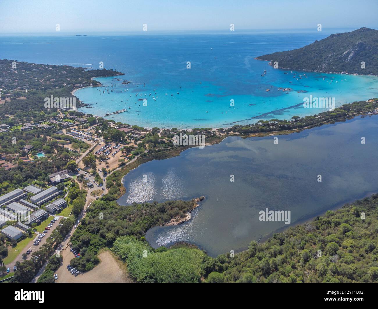 Blick aus der Vogelperspektive auf den Sandstrand von Santa Giulia mit dem charakteristischen Brackwasserteich de Santa Giulia dahinter, Porto Vecchio, Südkorsika, Frankreich Stockfoto