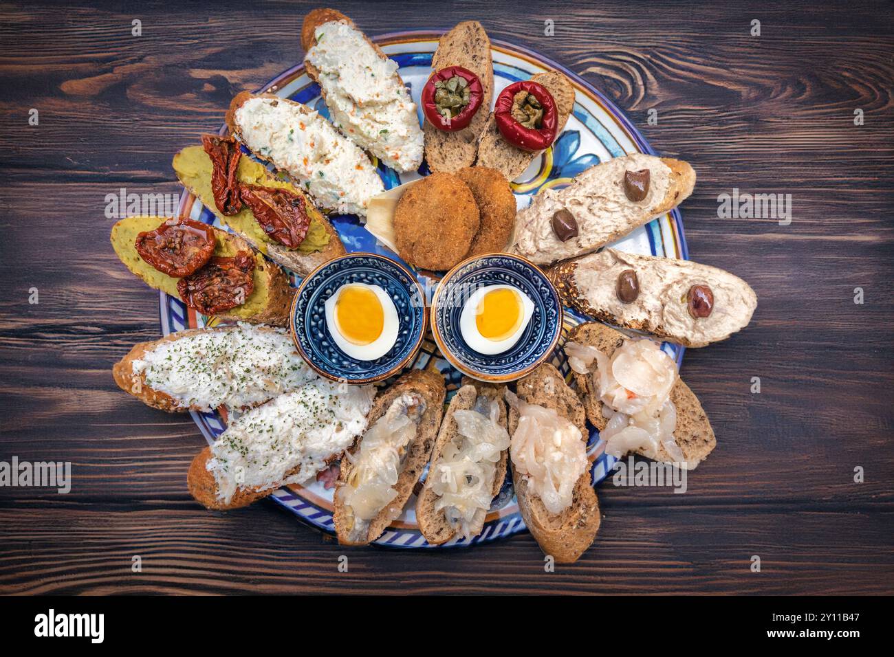 Die traditionellen „Cicchetti“, typisch für die venezianischen Straßen und in den Dörfern der venezianischen Lagune, Chioggia, Gemeinde der Metropolstadt Venedig, Venetien, Italien Stockfoto