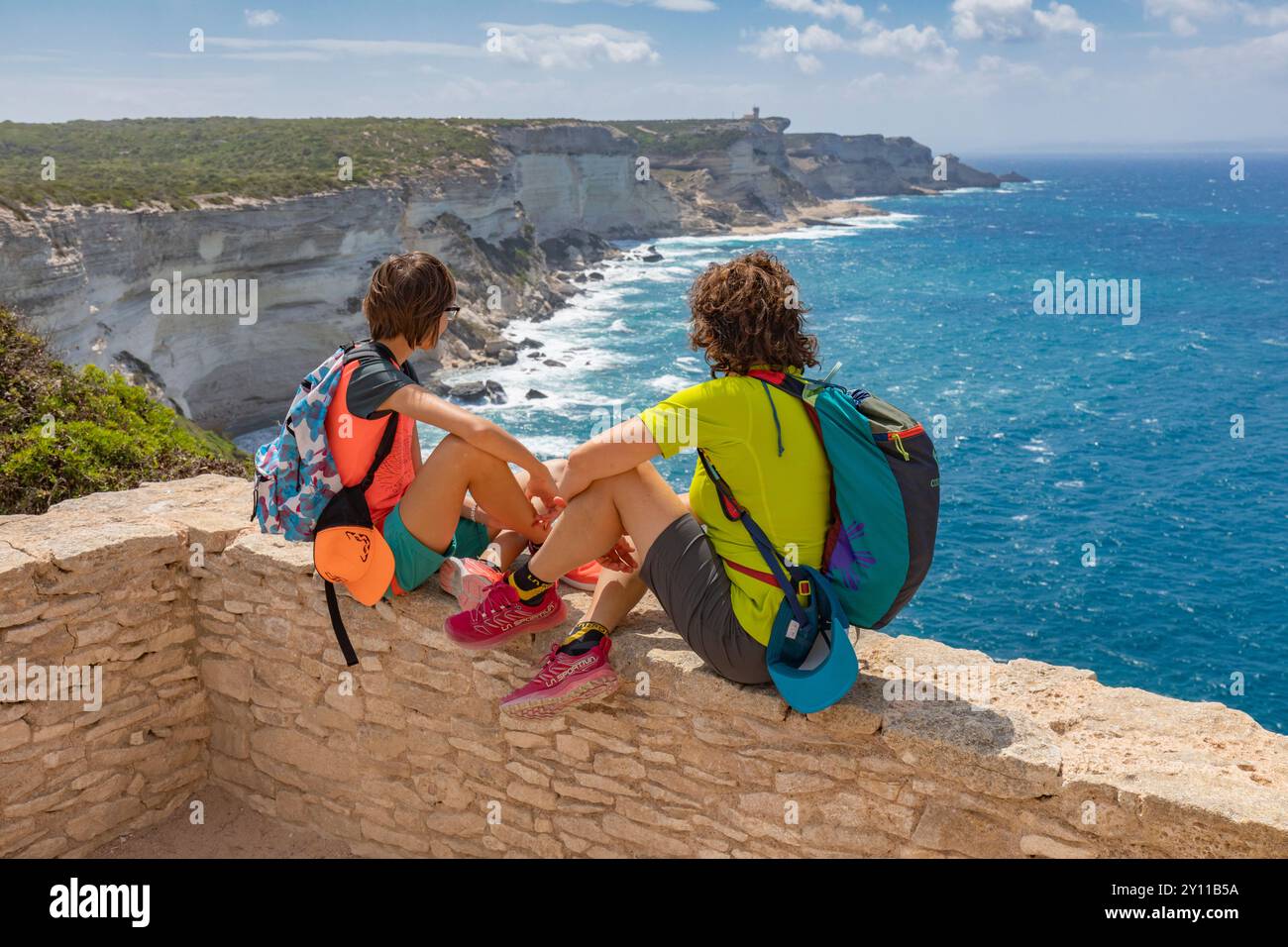 Zwei Touristen bewundern das Panorama der Straße von Bonifacio mit Capo Pertusato im Hintergrund. Bonifacio, Südkorsika, Korsika, Frankreich Stockfoto