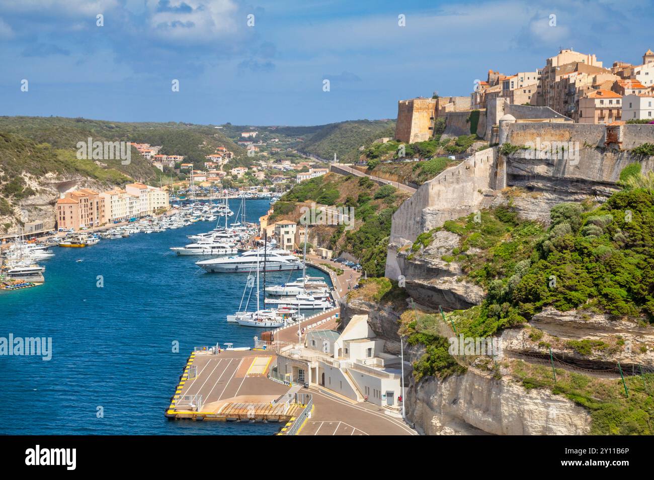Bonifacio, die Zitadelle und der Hafen mit vielen verankerten Booten. Corse-du-Sud, Korsika, Frankreich Stockfoto