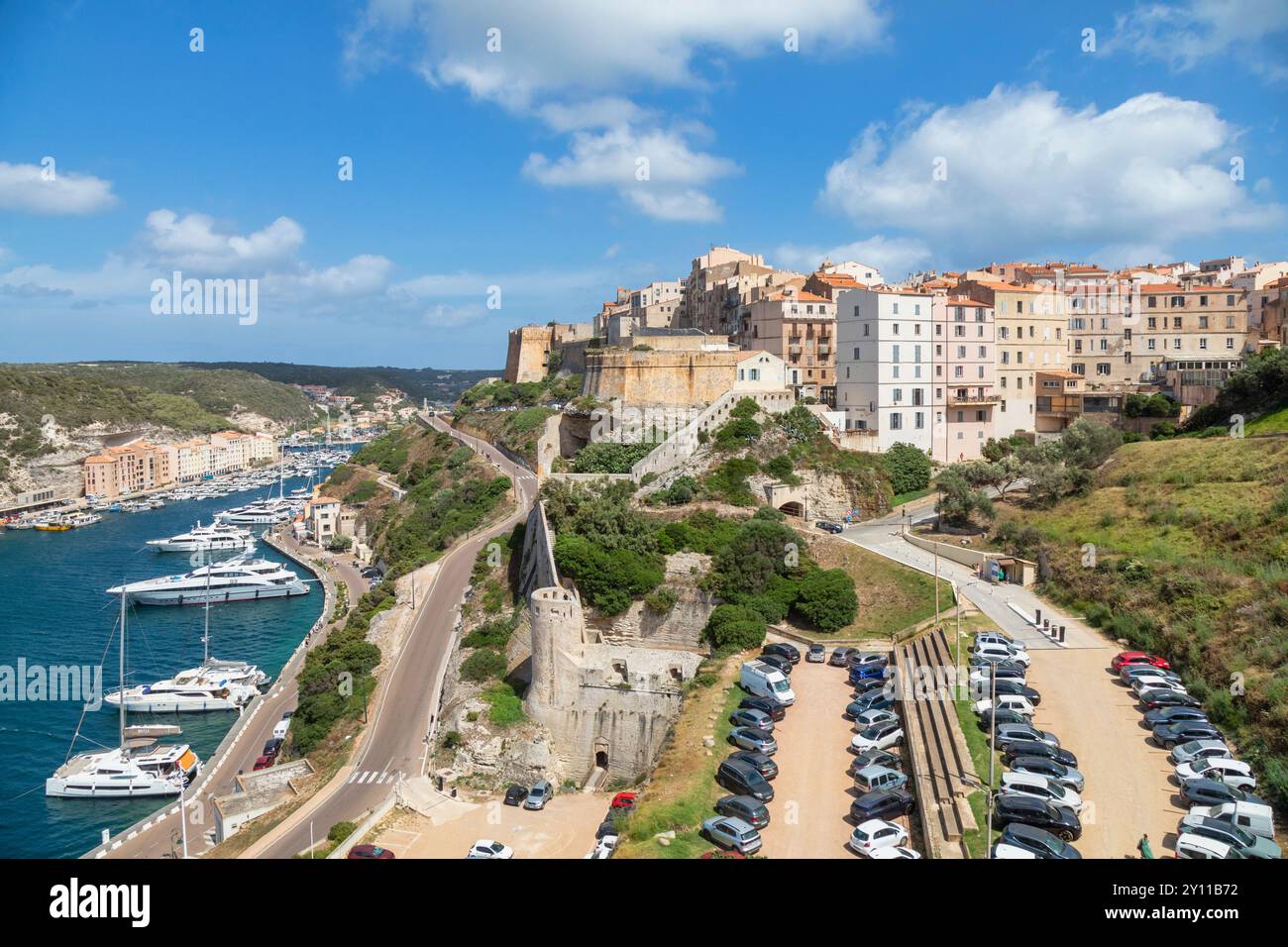 Bonifacio, die Zitadelle und der Hafen mit vielen verankerten Booten. Corse-du-Sud, Korsika, Frankreich Stockfoto