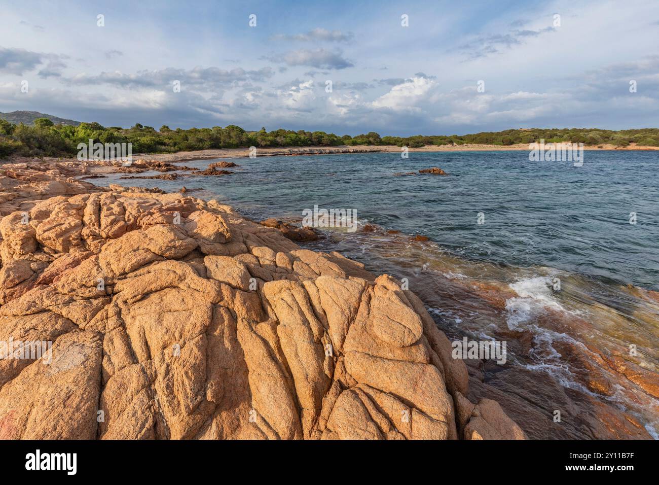 Einsamer Strand mit Felsen und Sand in der Nähe des berühmteren Rondinara Beach, Bonifacio, Corse-du-Sud, Korsika, Frankreich Stockfoto