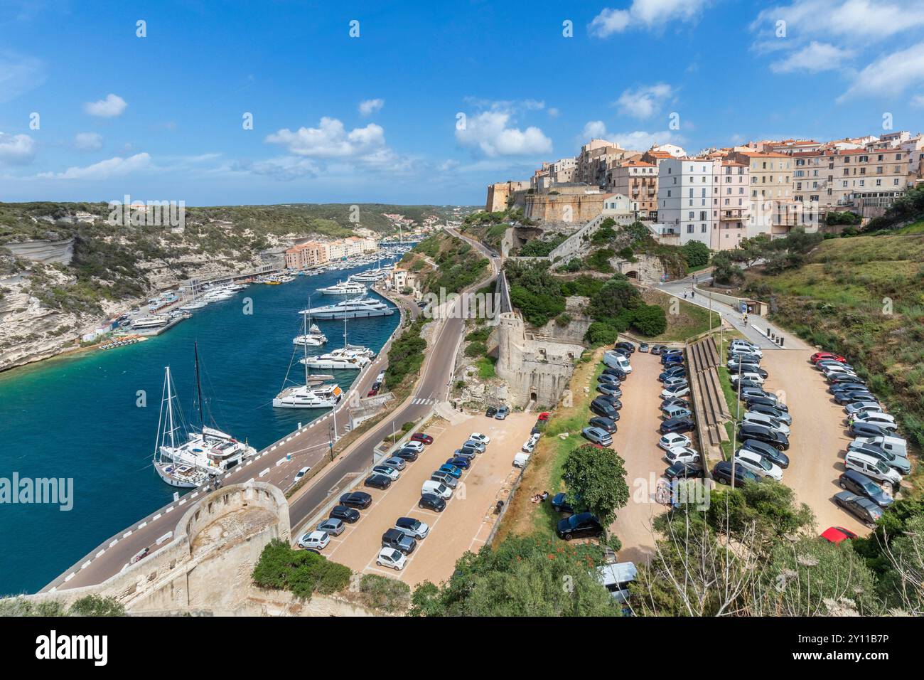 Bonifacio, die Zitadelle und der Hafen mit vielen verankerten Booten. Corse-du-Sud, Korsika, Frankreich Stockfoto