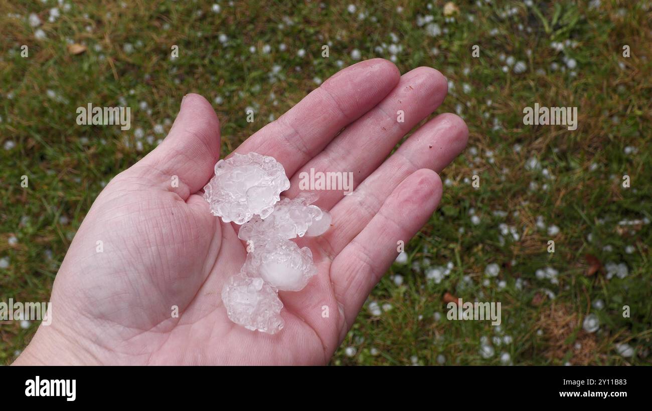 Kräftige Gewitter und Unwetter wüten seit den Nachmittagsstunden im südlichen Niedersachsen. Besonders betroffen sind die Ortschaften Hahausen, Ödishausen und Bodenstein. Über 80 Liter auf dem Quadratmeter ist zu viel für den Boden. Hinzu kommt, dass viele Felder abgeerntet sind. Schlamm ergießt sich über die Straßen und Ortschaften. Vielerorts sind die Feuerwehren im Einsatz. Die Kameraden öffnen Gullys, damit das Wasser abfließen kann. Anwohner haben bereits Sandsäcke an ihren Einfahrten angebracht. Autofahrer wurden von überfluteten Straßen überrascht. Das Wasser Stand teilweise bis zur Mot Stockfoto