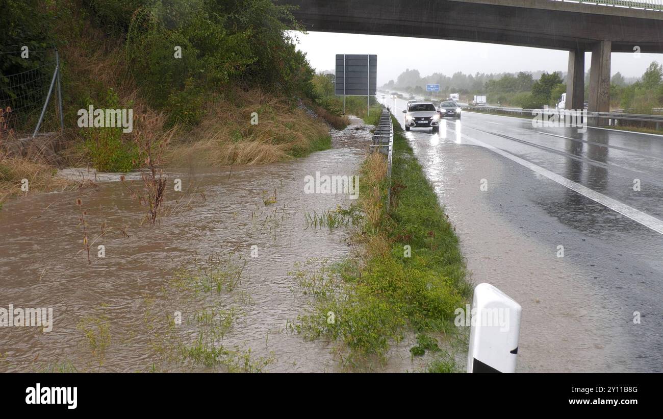 Kräftige Gewitter und Unwetter wüten seit den Nachmittagsstunden im südlichen Niedersachsen. Besonders betroffen sind die Ortschaften Hahausen, Ödishausen und Bodenstein. Über 80 Liter auf dem Quadratmeter ist zu viel für den Boden. Hinzu kommt, dass viele Felder abgeerntet sind. Schlamm ergießt sich über die Straßen und Ortschaften. Vielerorts sind die Feuerwehren im Einsatz. Die Kameraden öffnen Gullys, damit das Wasser abfließen kann. Anwohner haben bereits Sandsäcke an ihren Einfahrten angebracht. Autofahrer wurden von überfluteten Straßen überrascht. Das Wasser Stand teilweise bis zur Mot Stockfoto