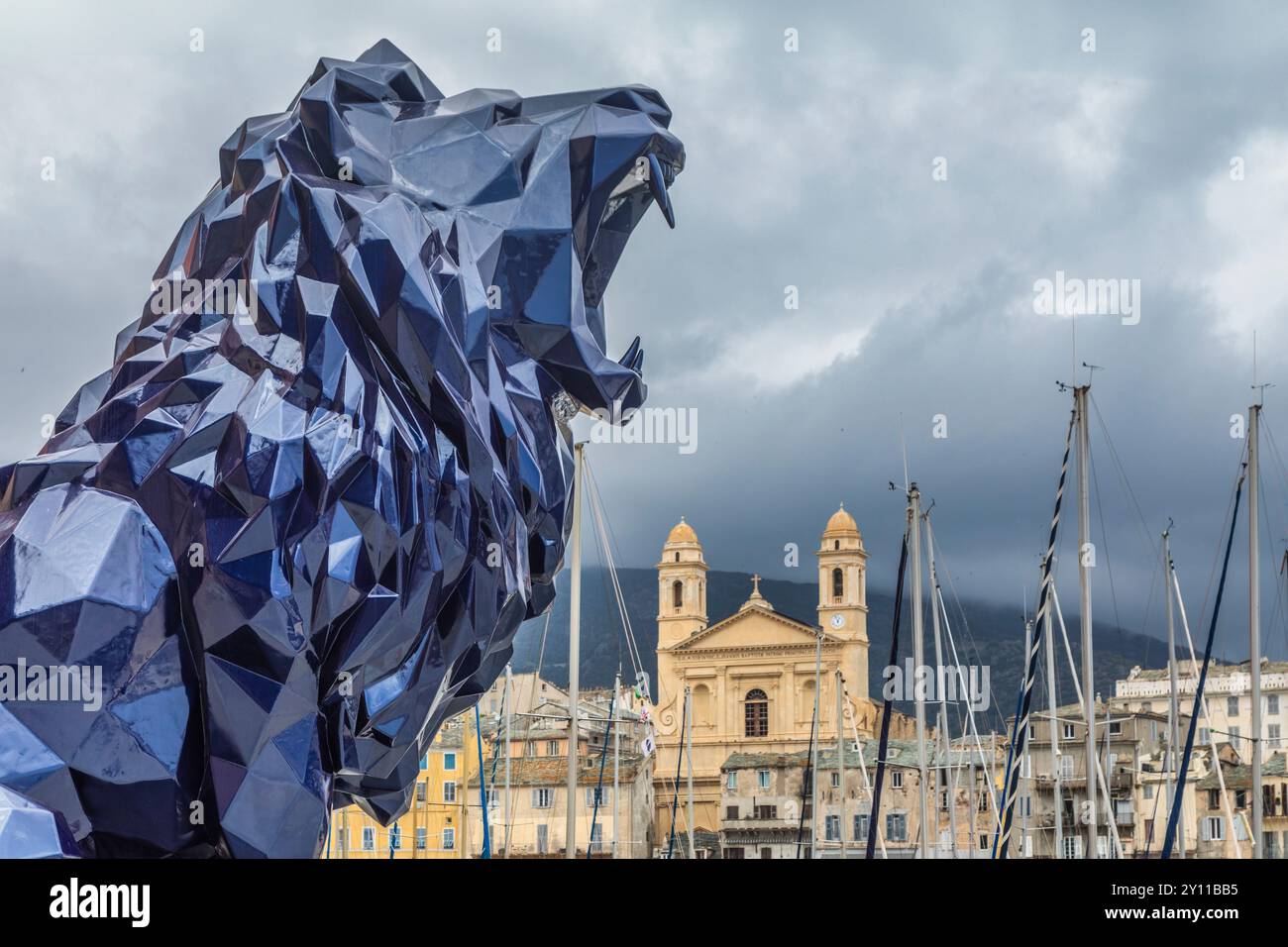 Der riesige Löwe von Richard Orlinski, französischer zeitgenössischer Künstler, wurde am 6. Juli 2023 an der Küste des Hafens von Bastia ausgestellt. Bastia, Haute-Corse, Frankreich Stockfoto