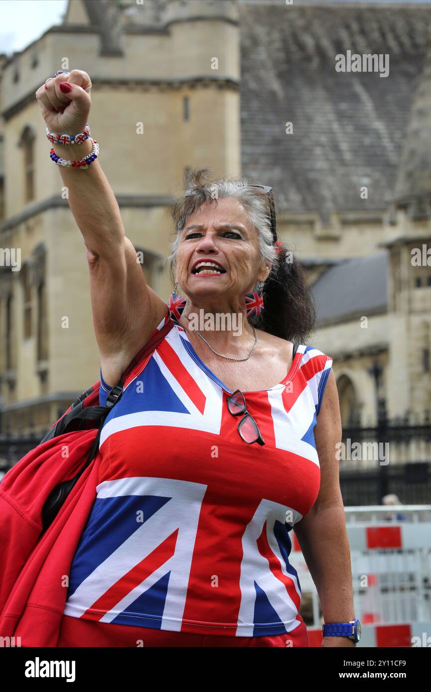 London, England, Großbritannien. September 2024. Eine Demonstrantin in Kleidung der gewerkschaftsflagge hebt ihre Faust und schlägt in die Luft, als sie ruft:˜Holt Starmer raus. Demonstranten kommen zusammen, die aus der ''˜Freiheitsbewegung' geboren wurden, um gegen die neue KIER STARMER-Regierung zu demonstrieren. Sie sind gegen den Überwachungsstaat, den Versuch der Regierung, den Protest einzuschränken, die Redefreiheit zu beschneiden, die uneingeschränkte Polizeimacht, die steuerfinanzierten Kriege und alle Maßnahmen, mit denen sie sich teilen und regieren. Quelle: ZUMA Press, Inc./Alamy Live News Stockfoto