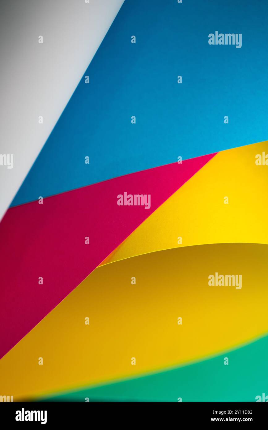 Abstrakter Hintergrund mit welligen Papierbögen. Desktop-Hintergrund. Makrofotografie farbenfrohe Komposition. Stockfoto