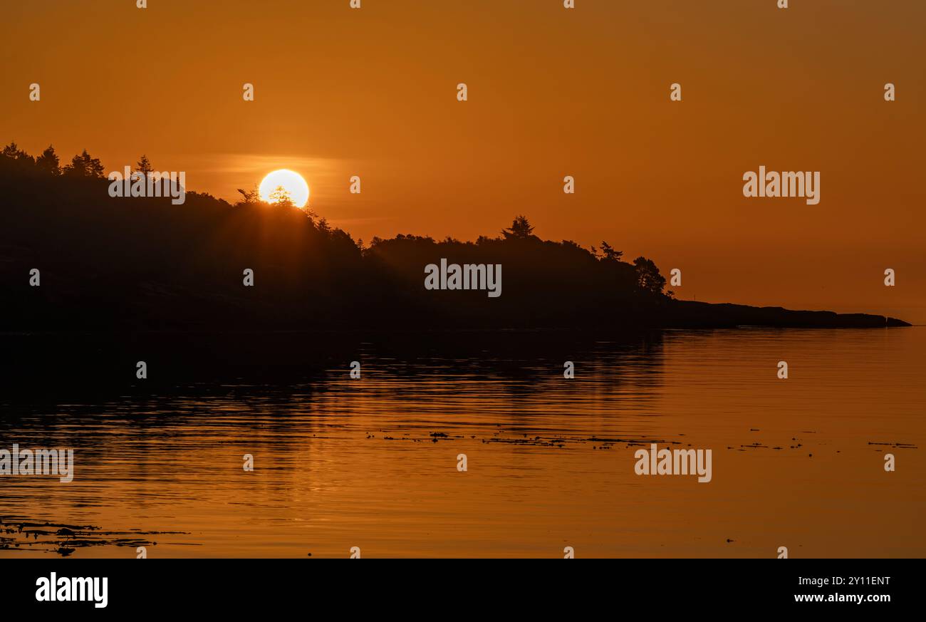 Sonnenaufgang über Albert Head vom Tower Point im Witty's Lagoon Regional Park in Metchosin, British Columbia, Kanada. Stockfoto