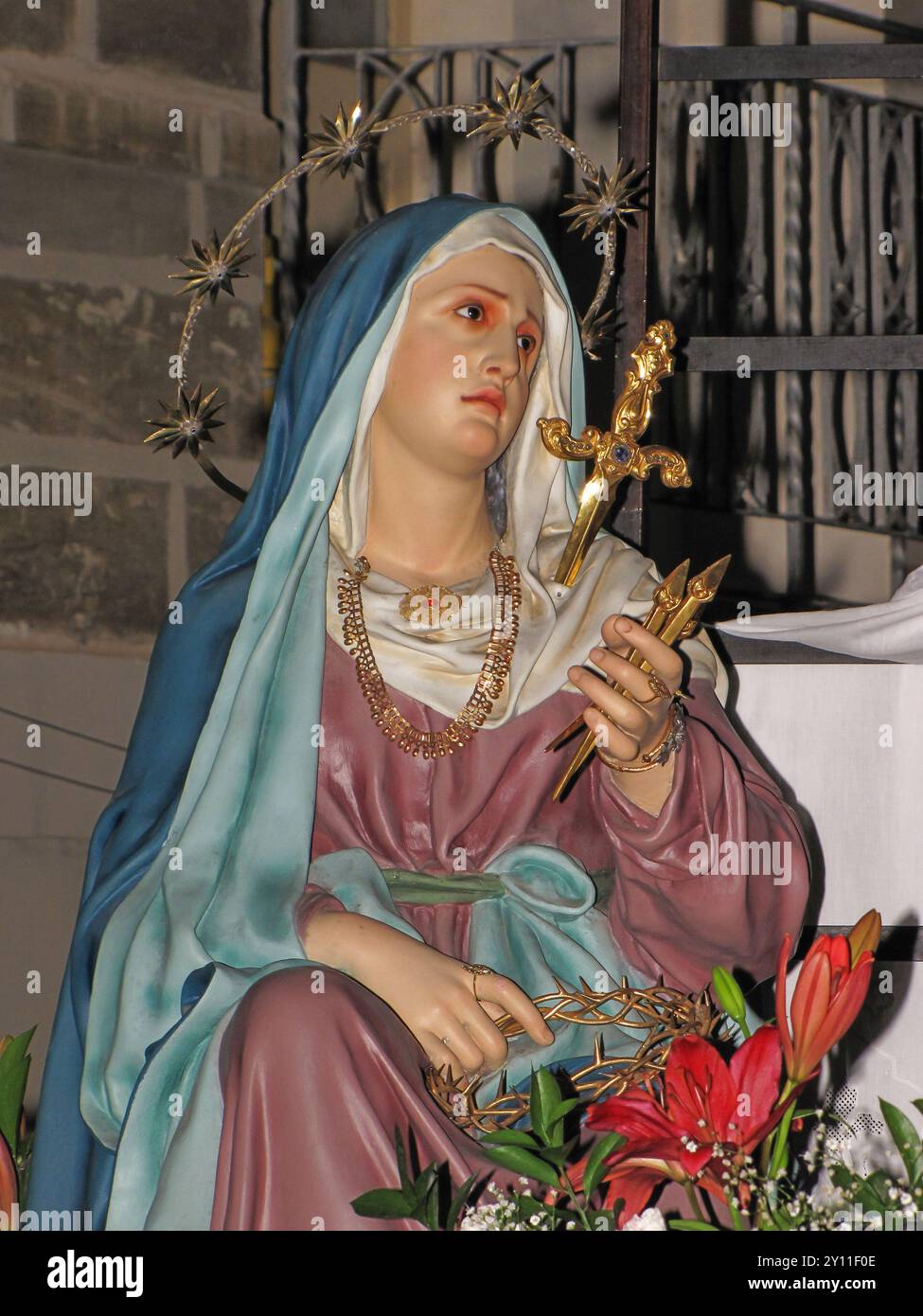 Religiöse Statue im Freien, die den Katholizismus und die Hingabe an unsere Lieben Frau von Leid repräsentiert. Stockfoto