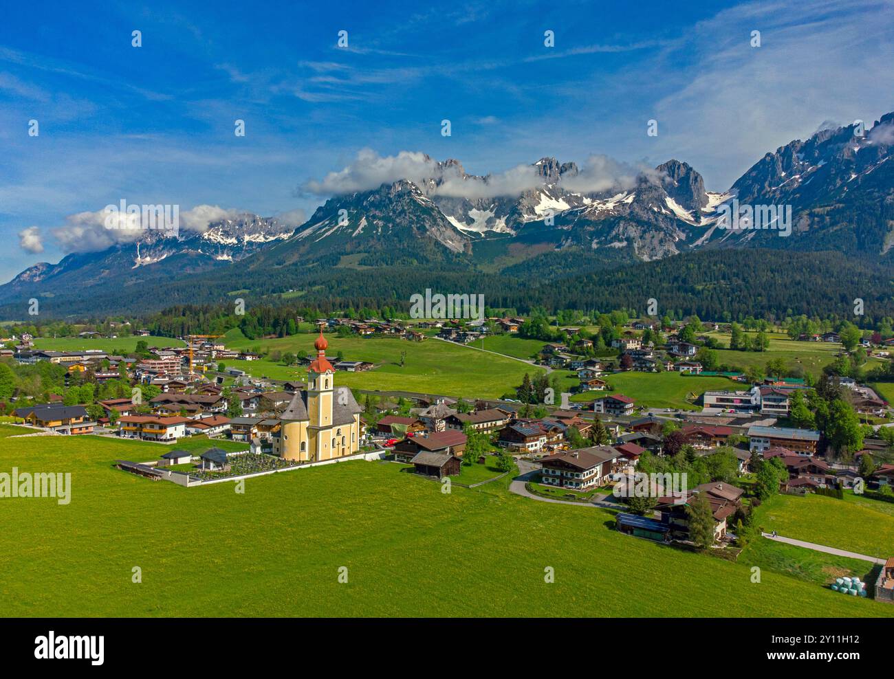 Heilig-Kreuz-Kirche in Going am Wilden Kaiser, Alpen, Wilder Kaiser, Kaisergebirge, Tirol, Österreich, Österreich Stockfoto