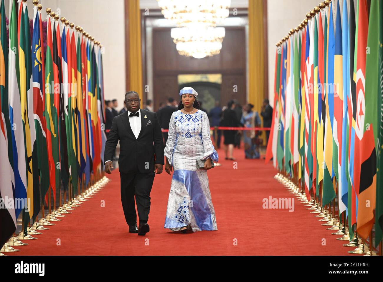 Peking, China. September 2024. Der Präsident der Sierra-leonischen Republik Julius Maada Bio und seine Frau treffen am 4. September 2024 in Peking, der Hauptstadt Chinas, im Großen Saal des Volkes ein. Der chinesische Präsident Xi Jinping und seine Frau Peng Liyuan veranstalteten das Bankett hier am Mittwoch, um internationale Gäste zu begrüßen, die am Gipfeltreffen des Forums für China-Afrika-Zusammenarbeit (FOCAC) 2024 teilnahmen. Quelle: Jin Liangkuai/Xinhua/Alamy Live News Stockfoto