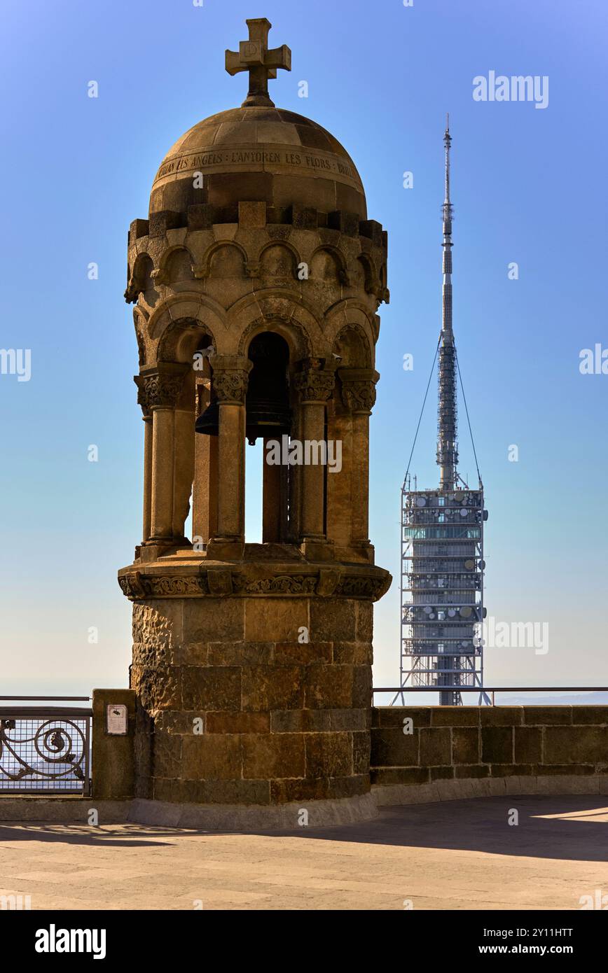 Blick auf die Kirche des Heiligen Herzens auf dem Berg Tibidabo in Barcelona an einem sonnigen Tag Stockfoto