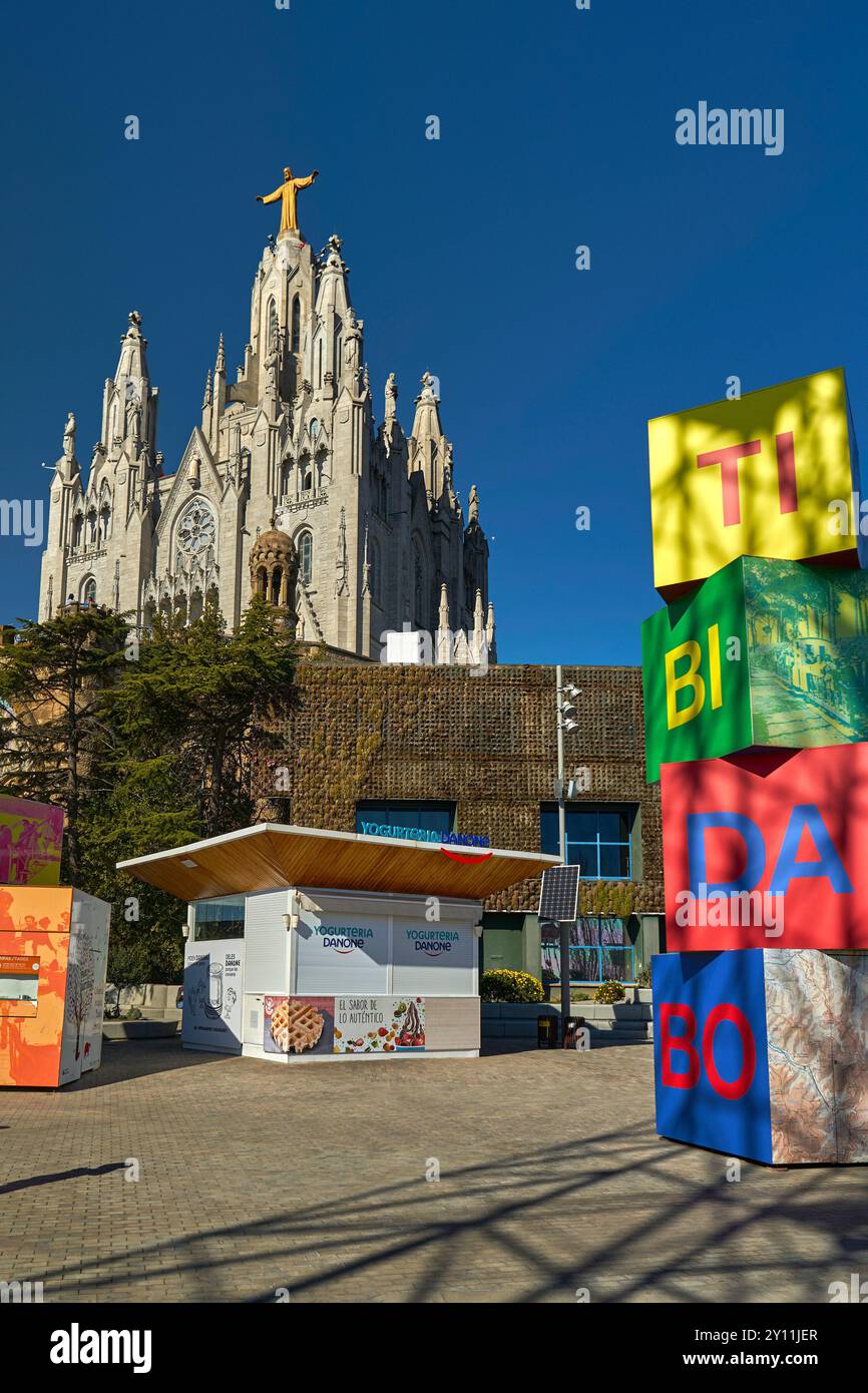 Blick auf die Kirche des Heiligen Herzens auf dem Berg Tibidabo in Barcelona an einem sonnigen Tag Stockfoto