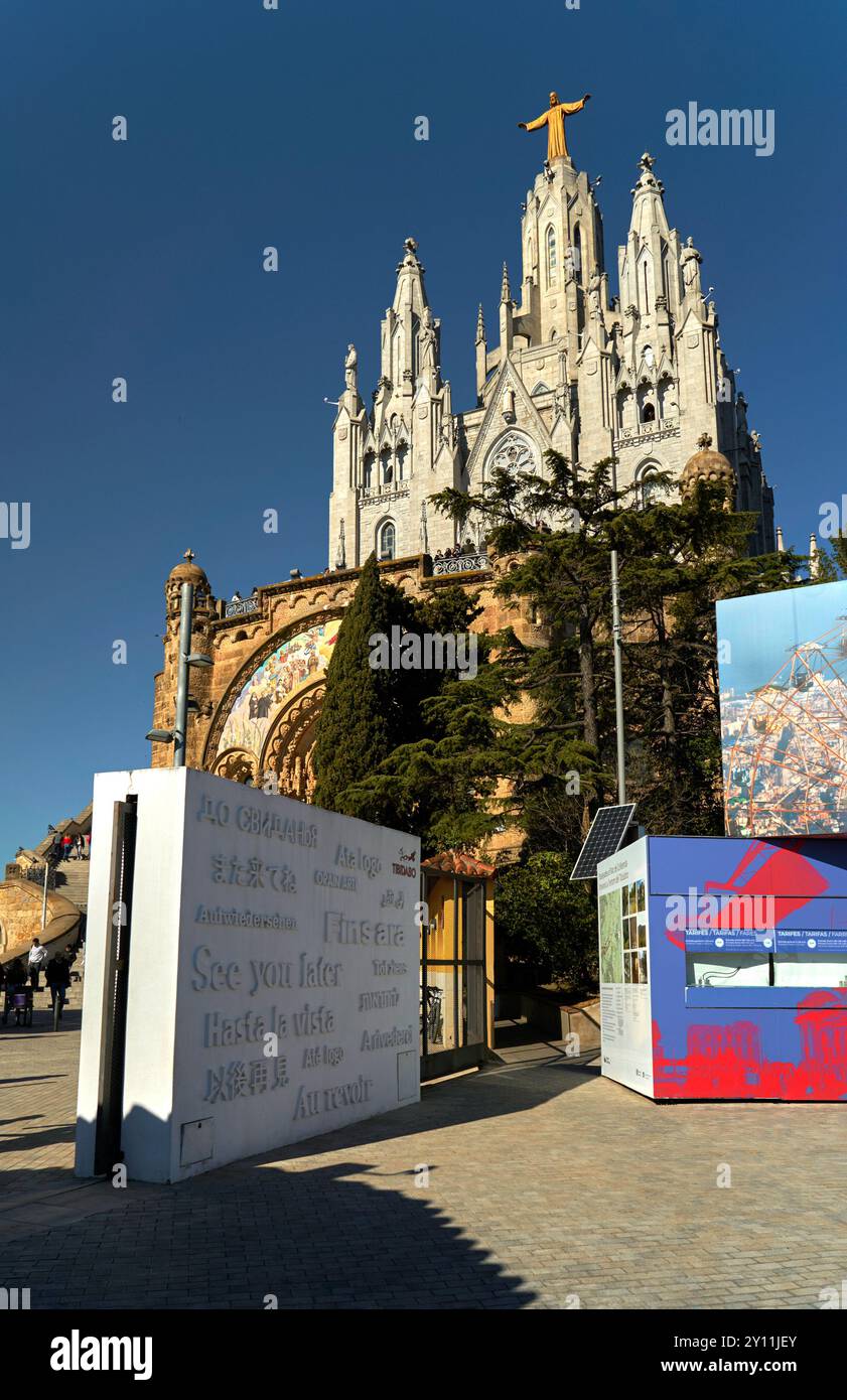 Blick auf die Kirche des Heiligen Herzens auf dem Berg Tibidabo in Barcelona an einem sonnigen Tag Stockfoto