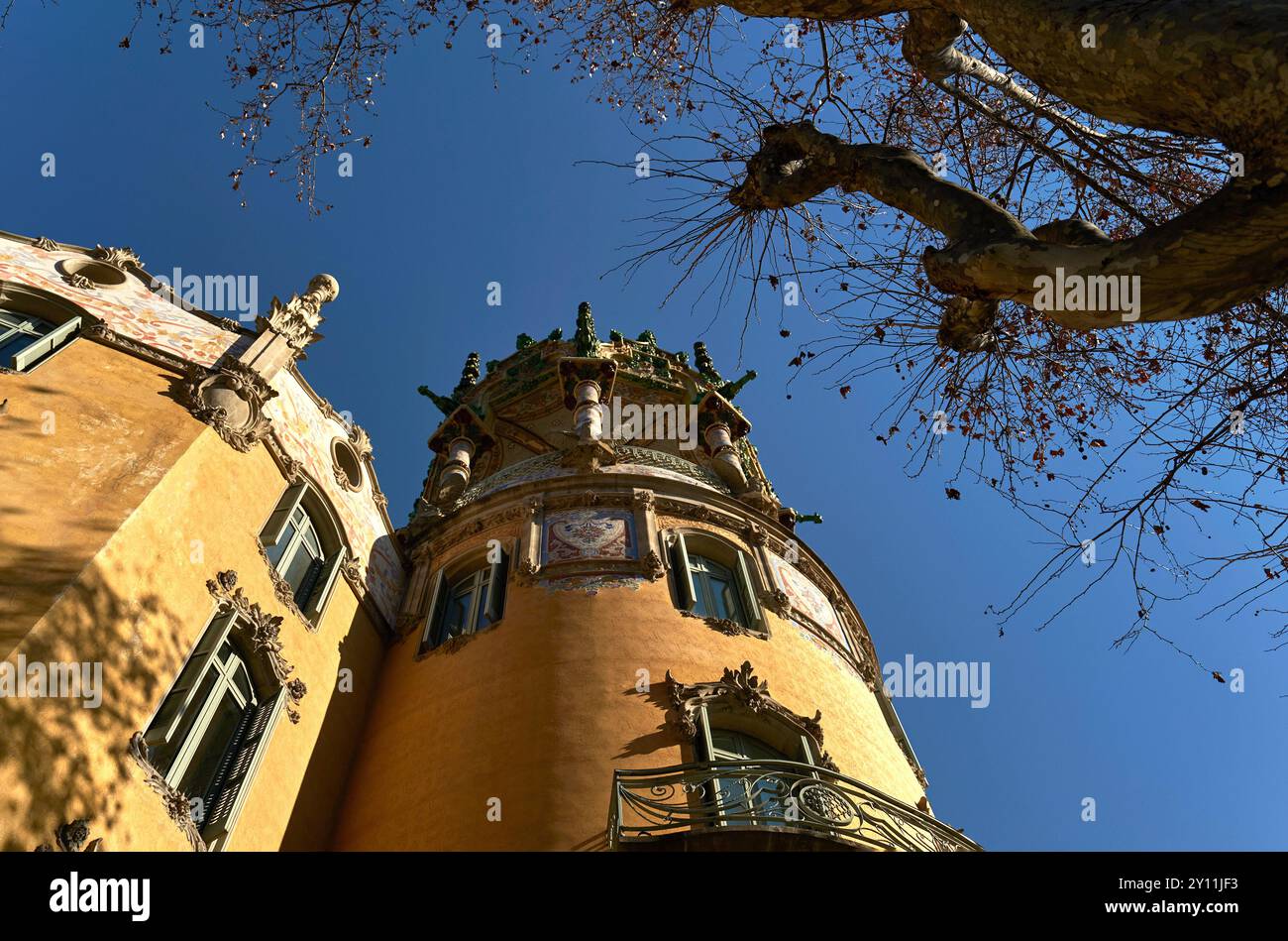 Blick auf die Kirche des Heiligen Herzens auf dem Berg Tibidabo in Barcelona an einem sonnigen Tag Stockfoto