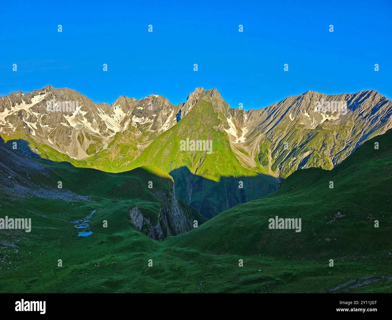 Blick von der Memminger Hütte (2242m) auf die Lechtaler Alpen mit der Freispitze (2884m), Tirol, Österreich, Alpen, Lechtaler Alpen, Fernwanderweg E5, Alpenüberquerung von Oberstdorf nach Meran Stockfoto