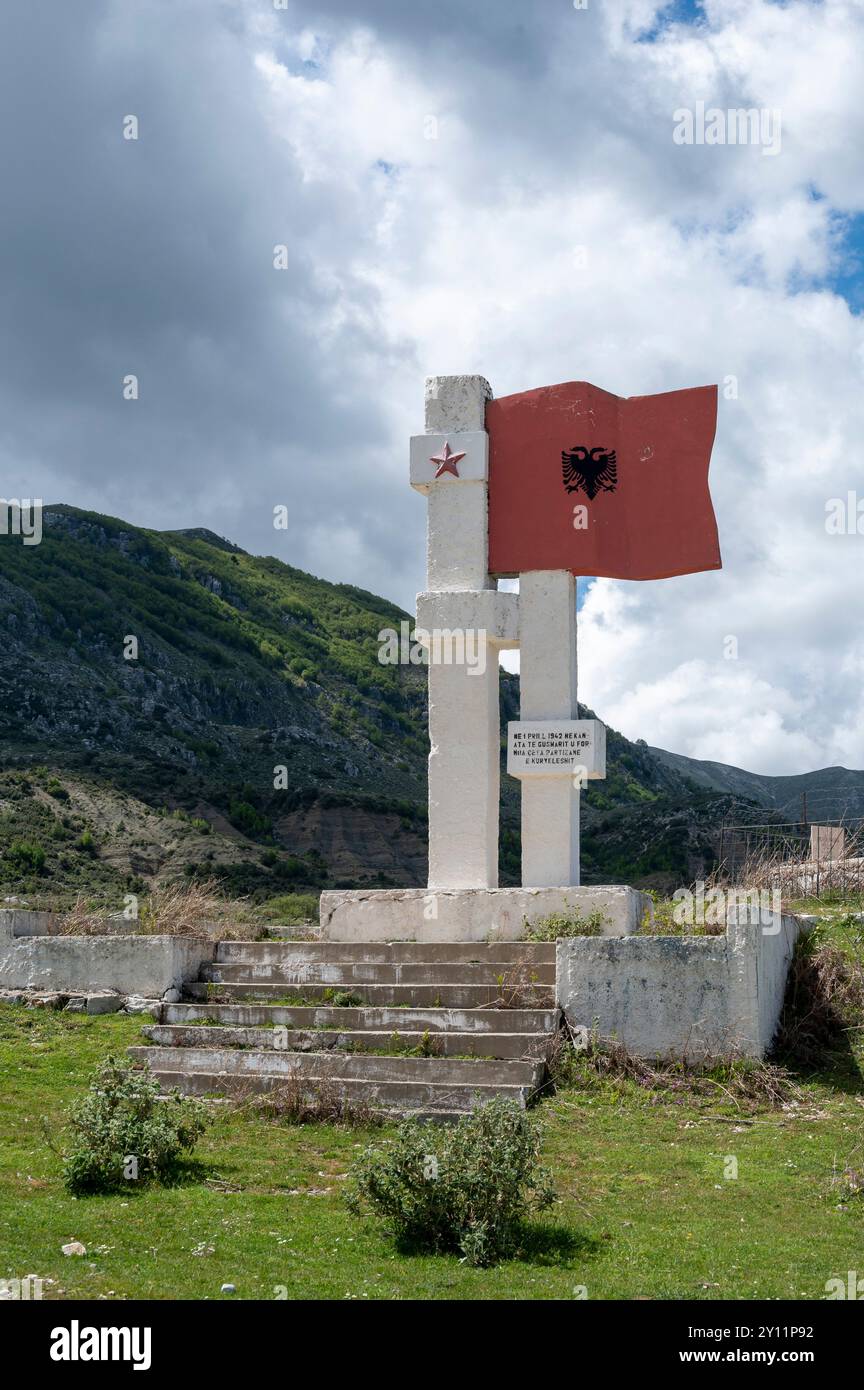 Albanien, Balkanhalbinsel, Südosteuropa, Republik Albanien, Südalbanien, Kurvelesh, Nivica Canyon, die Berglandschaft liegt südwestlich von Tepelena zwischen der Vjosa und dem Drino im Osten und der albanischen Riviera, der Küste des Ionischen Meeres, im Westen das Dorf Nivica Stockfoto