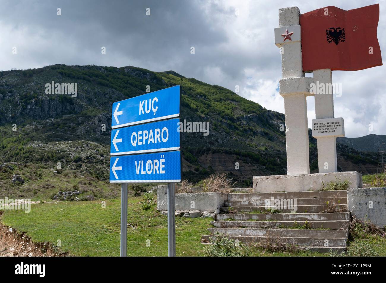 Albanien, Balkanhalbinsel, Südosteuropa, Republik Albanien, Südalbanien, Kurvelesh, Nivica Canyon, die Berglandschaft liegt südwestlich von Tepelena zwischen der Vjosa und dem Drino im Osten und der albanischen Riviera, der Küste des Ionischen Meeres, im Westen das Dorf Nivica Stockfoto