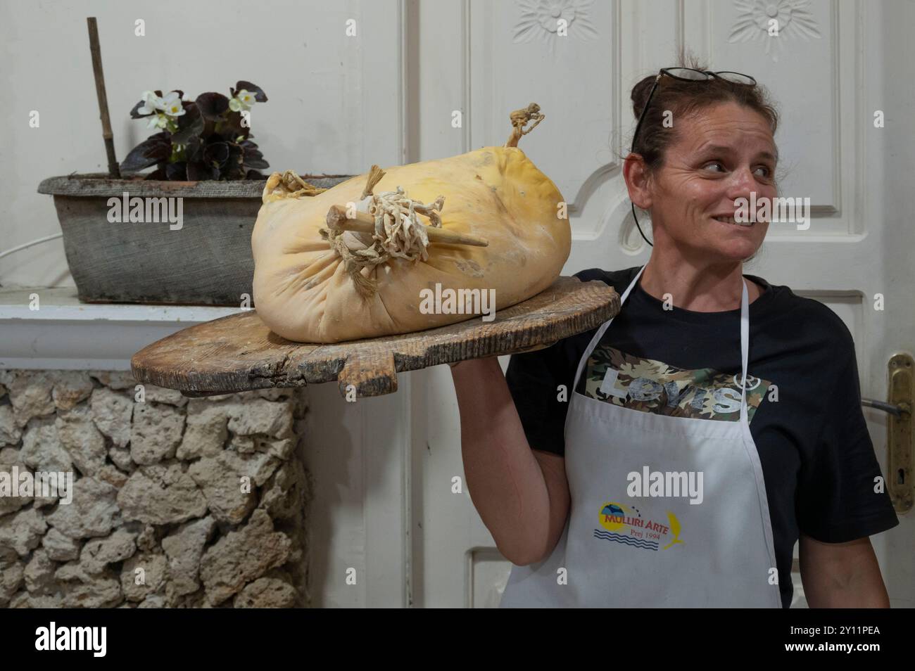 Albanien, Balkanhalbinsel, Südosteuropa, Republik Albanien, Südalbanien, Vjosa Tal, Trebeshina-Dhembel-Nemercka Bergkette, Permet Albaner auch Permeti, Frau, die Ziegenricotta im Restaurant Antigonea verarbeitet Stockfoto