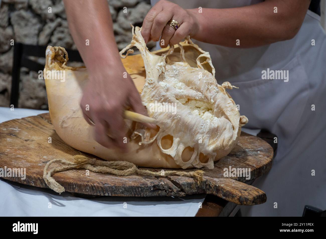 Albanien, Balkanhalbinsel, Südosteuropa, Republik Albanien, Südalbanien, Vjosa Tal, Trebeshina-Dhembel-Nemercka Bergkette, Permet Albaner auch Permeti, Frau, die Ziegenricotta im Restaurant Antigonea verarbeitet Stockfoto