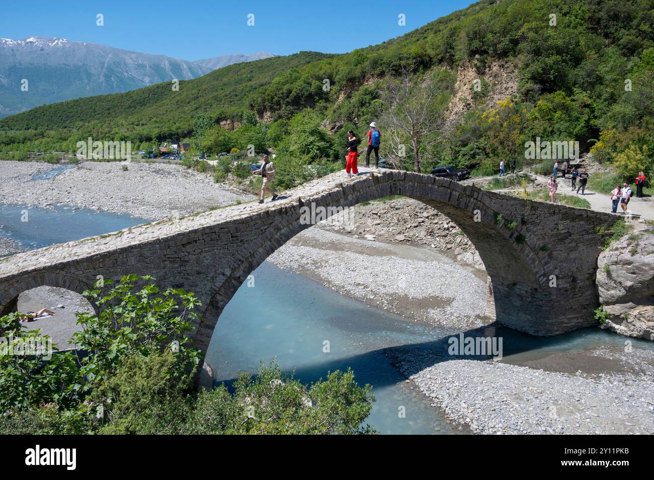 Albanien, Balkanhalbinsel, Südosteuropa, Republik Albanien, Südalbanien, Vjosa Tal, Trebeshina-Dhembel-Nemercka Gebirge, Permet Benje Quellen oder Quellen von Benja, alte Steinbrücke Ura e Kadiut über den Fluss Lengarica Stockfoto