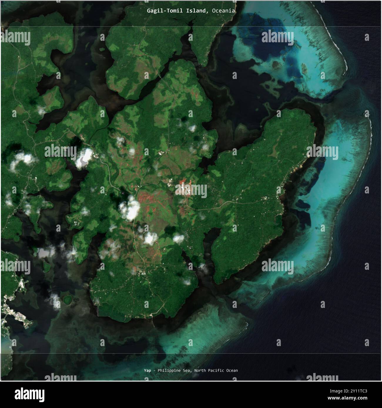 Die Insel Gagil-Tomil in der Philippinischen See, die zu Mikronesien gehört, wurde auf einem Satellitenbild vom 18. Oktober 2021 quadratisch zugeschnitten Stockfoto