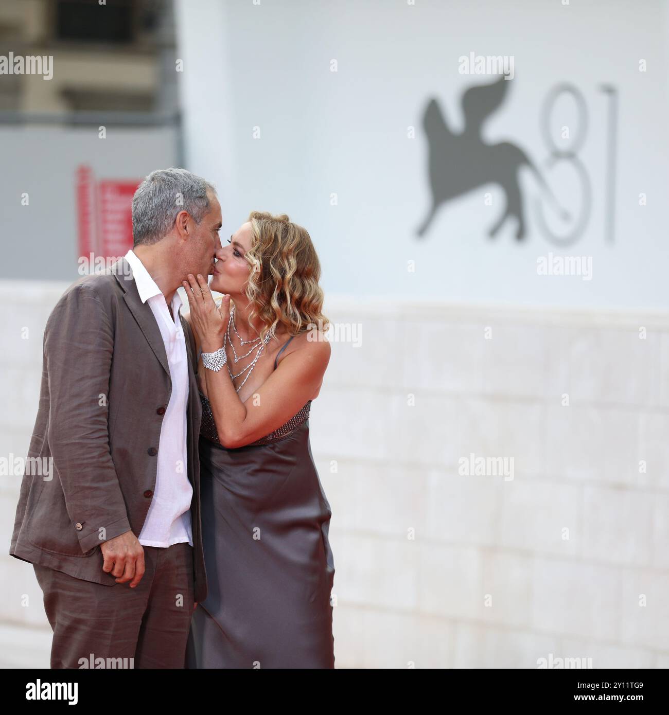 4. September 2024, Lido Di Venezia, Veneto, Italien: CLAUDIA GERINI und ihr neuer Freund RICCARDO SANGIULIANO küssen sich beim Spaziergang auf dem roten Teppich für die Premiere des Films „Joker: Folie a Deux“ während des 81. Internationalen Filmfestivals von Venedig in Lido di Venezia, Italien (Credit Image: © Mickael Chavet/ZUMA Press Wire) NUR REDAKTIONELLE VERWENDUNG! Nicht für kommerzielle ZWECKE! Stockfoto