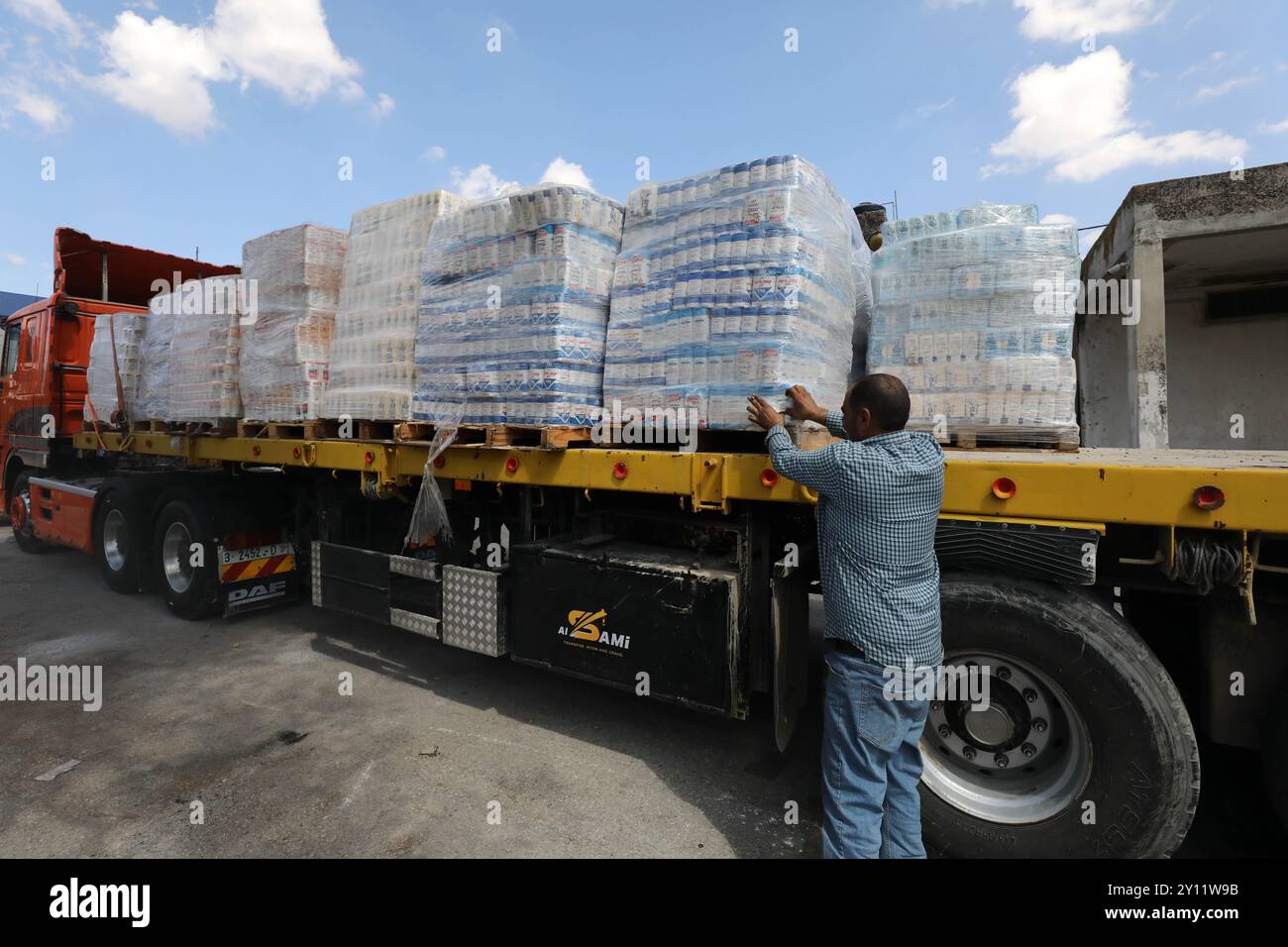 Nablus, Westjordanland. September 2024. Die Palästinenser in Nablus bereiten sich darauf vor, am 4. September 2024 Nahrungsmittelhilfe nach Dschenin, Nordjordanland, zu transportieren. Quelle: Nidal Eshtayeh/Xinhua/Alamy Live News Stockfoto