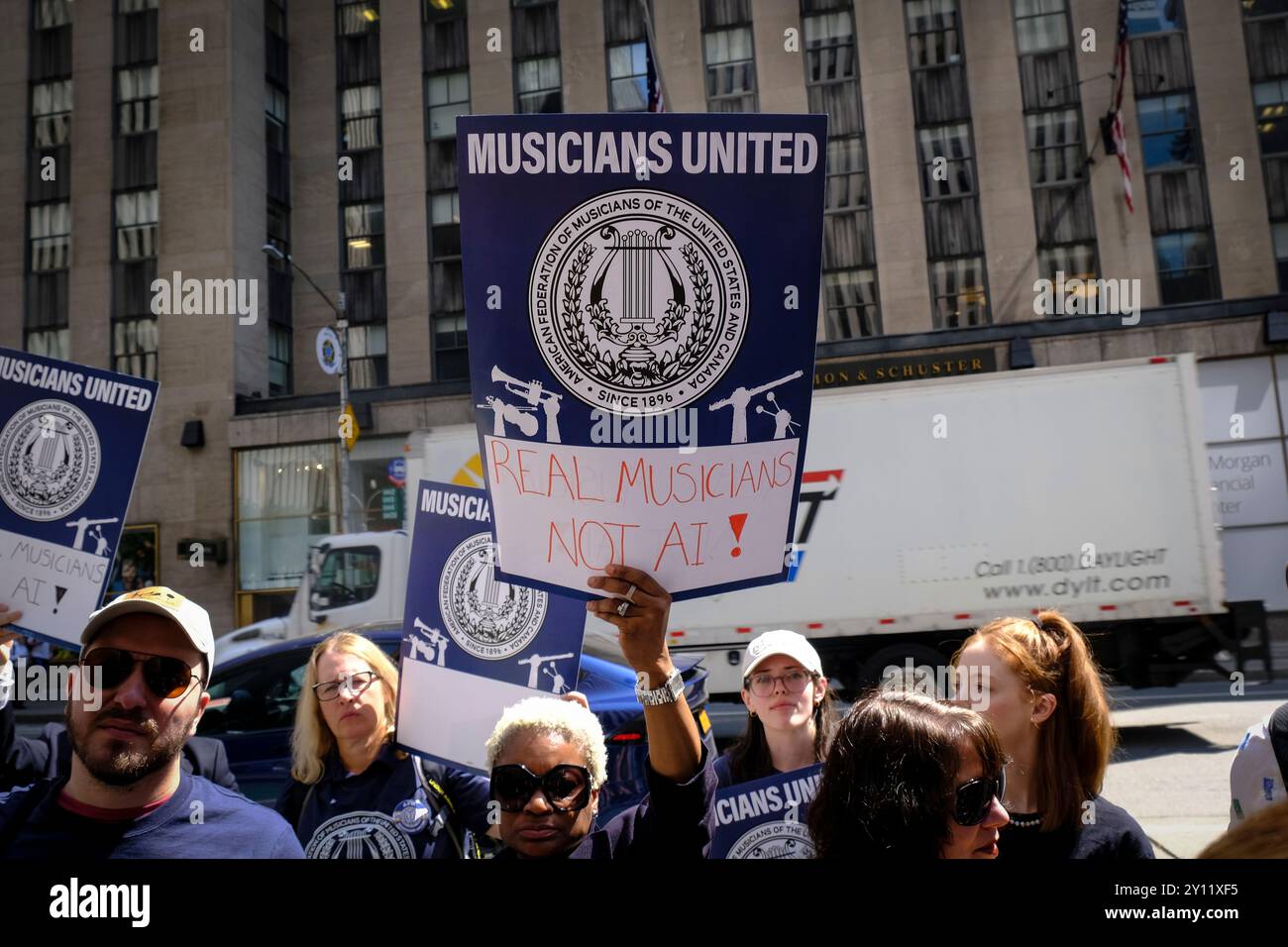 New York City, NY, USA. September 2024. Musiker und andere Teilnehmer haben sich für einen fairen Vertrag für TV-Showmusiker zusammengefunden, sie fordern eine Erhöhung der Restzahlungen, die Sicherung der generativen künstlichen Intelligenz und die Sicherstellung, dass menschliche Kreativität weiterhin im Zentrum der tv-Branche bleibt. Am 4. September 2024 Credit: Katie Godowski/Media Punch/Alamy Live News Stockfoto