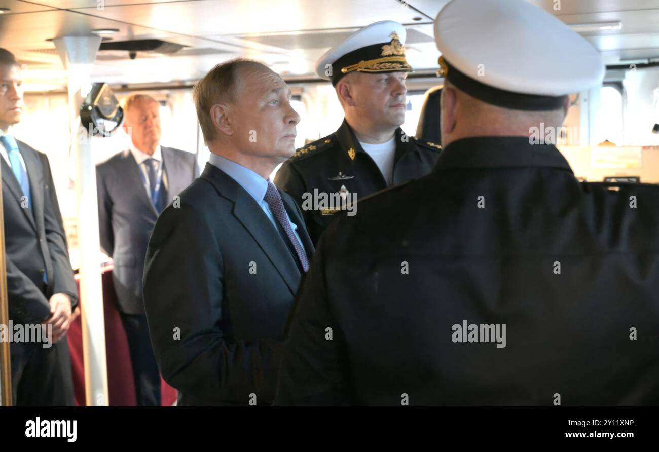 Wladiwostok, Russland. September 2024. Der russische Präsident Wladimir Putin, links, tourt mit dem Kommandeur der Pazifischen Flotte Viktor Liina, Mitte, und dem Schiffskommandeur Jewgeni Kowalew, rechts, an der Primorje Flottille der All-Arms Forces, 4. September 2024 in der Uliss Bay, Wladiwostok, Russland. Quelle: Vyacheslav Prokofyev/Kreml Pool/Alamy Live News Stockfoto