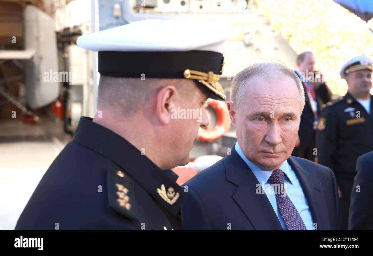 Wladiwostok, Russland. September 2024. Der russische Präsident Wladimir Putin, rechts, tourt mit dem Kommandeur der Pazifikflotte Viktor Liina, links auf der Primorje-Flotte der All-Arms Forces am 4. September 2024 in der Uliss-Bucht, Wladiwostok, Russland. Quelle: Vyacheslav Prokofyev/Kreml Pool/Alamy Live News Stockfoto