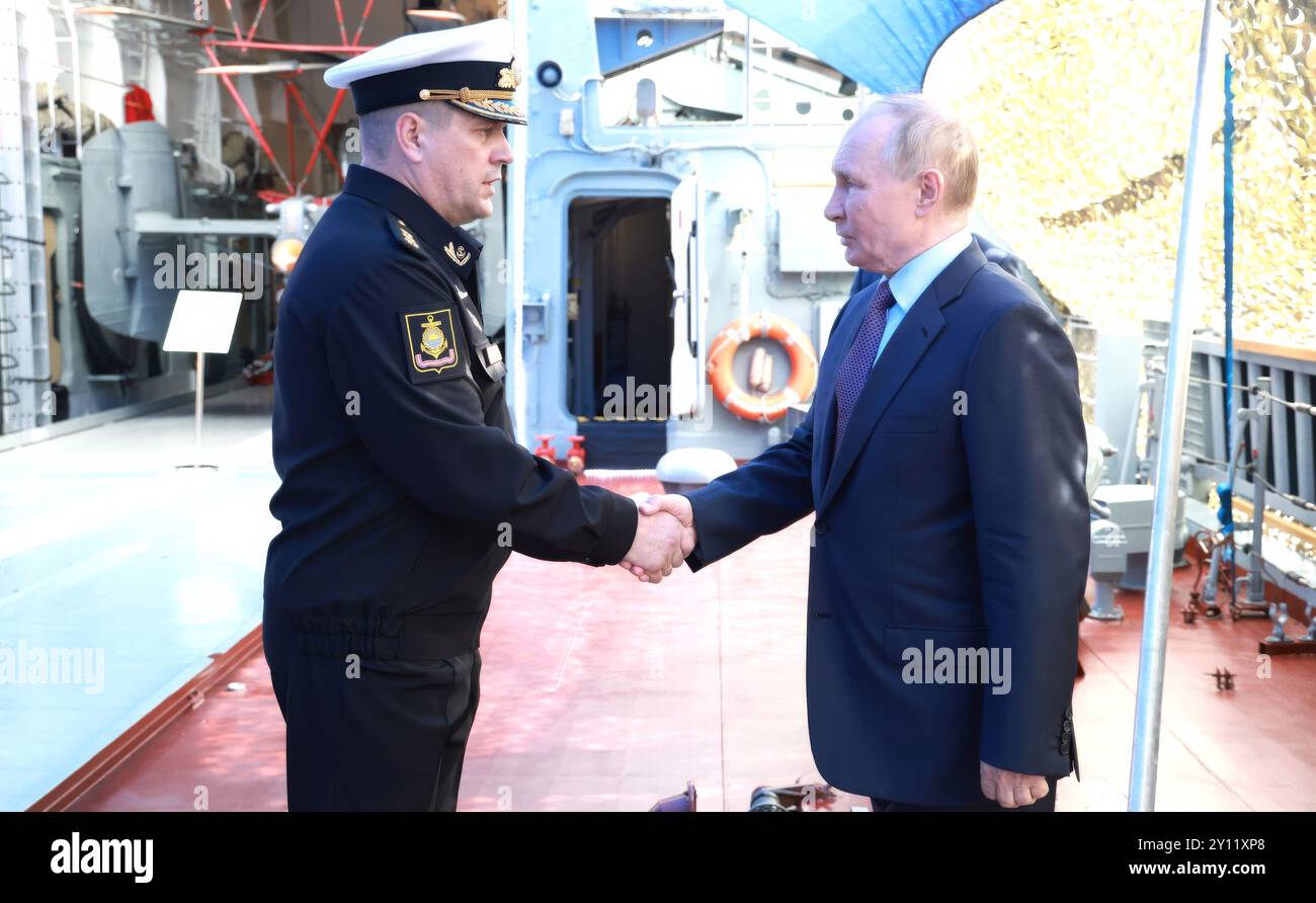 Wladiwostok, Russland. September 2024. Der russische Präsident Wladimir Putin, rechts, wird an Bord der russischen Flotte Stereguschchij-Klasse von Rezky vom Kommandeur der Pazifikflotte Viktor Liina, links, bei der Primorje Flotte der All-Arms Forces am 4. September 2024 in der Bucht von Uliss, Wladiwostok, Russland, begrüßt. Quelle: Vyacheslav Prokofyev/Kreml Pool/Alamy Live News Stockfoto