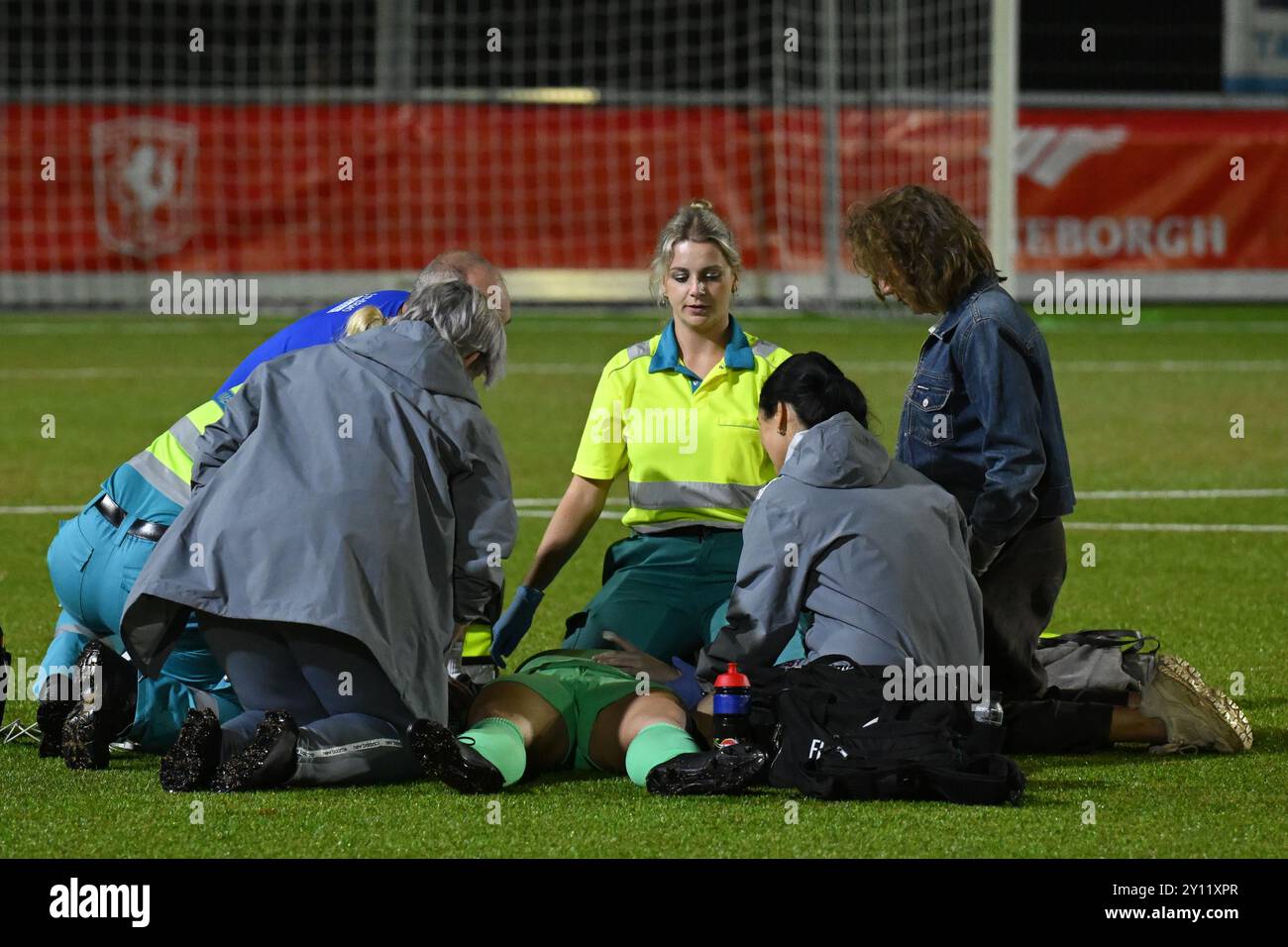 ENSCHEDE – Torhüterin Ceryn Chamberlain von Cardiff City fühlte sich nach dem Spiel unwohl und wurde während des Spiels der UEFA Women's Champions League zwischen dem FC Twente und Cardiff City im Sportpark Schreurserve am 4. September 2024 in Enschede, Niederlande, von Ambulanzpersonal behandelt. ANP | Hollandse Hoogte | GERRIT VAN KEULEN Stockfoto