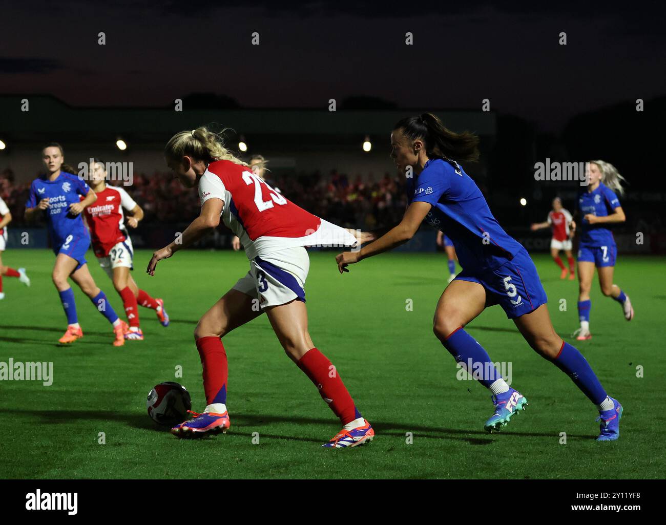 Arsenals Alessia Russo spielte im Halbfinalspiel der UEFA Women's Champions League in Meadow Park, Borehamwood, gegen Laura Rafferty der Rangers. Bilddatum: Mittwoch, 4. September 2024. Stockfoto