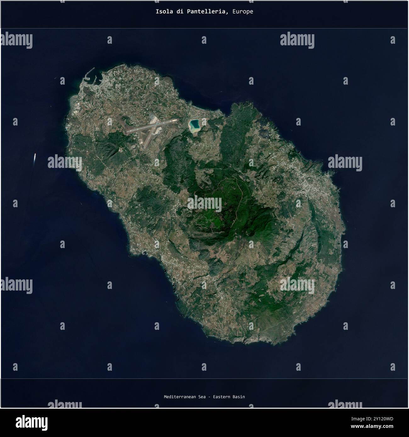 Isola di Pantelleria im Mittelmeer – östliches Becken, das zu Italien gehört, wurde auf einem Satellitenbild vom 2. Oktober 2023 quadratisch zugeschnitten Stockfoto