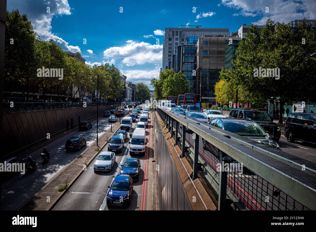 Euston Rd London - Verkehr auf der belebten Euston Road Unterführung im Zentrum von London. Euston Rd Verkehr. Stockfoto