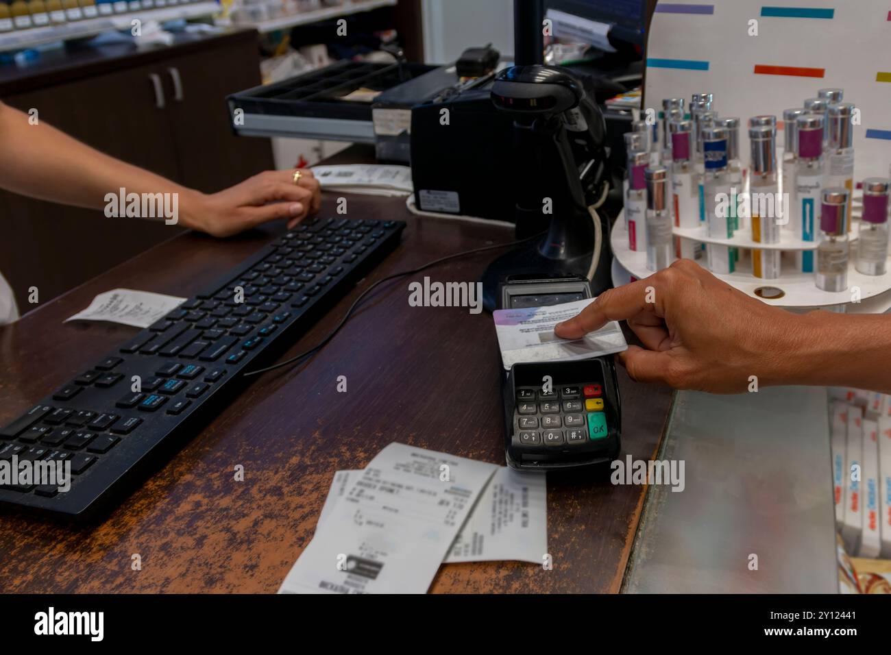 Zahlung mit kontaktloser Kreditkarte. Nahaufnahme der Geräte, bargeldlose Bezahlung von Rechnungen an gewerblichen Orten; Konzept. Stockfoto