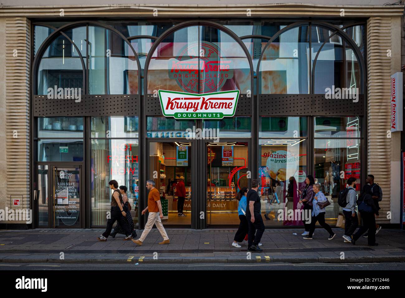 Krispy Kreme London. Krispy Kreme-Geschäft in der Oxford Street im Zentrum von London. Krispy Kreme 27 Oxford St London. Stockfoto