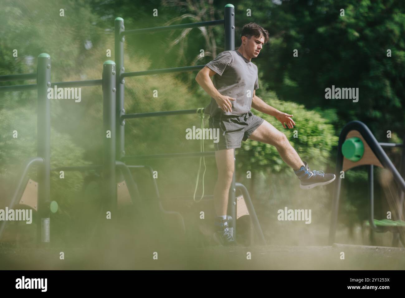Mann, der Calisthenics im Outdoor Park macht und ein Workout genießt Stockfoto