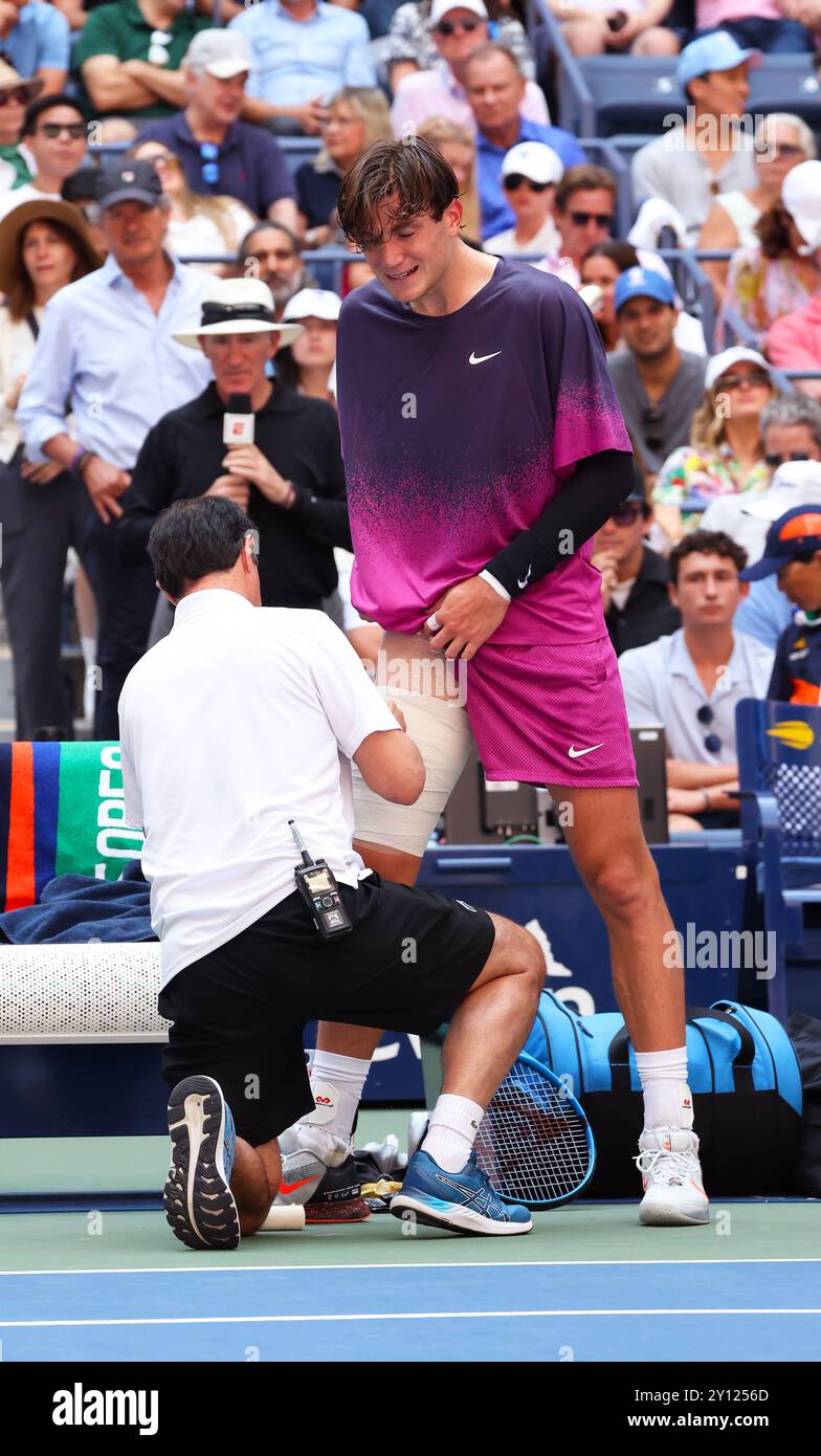 Flushing Meadows, US Open: Jack Draper von Great, UK. September 2024. Er wurde von Trainer während seines Viertelfinalspiels gegen Alex de Minaur aus Australien bei den US Open Today betreut. Quelle: Adam Stoltman/Alamy Live News Stockfoto