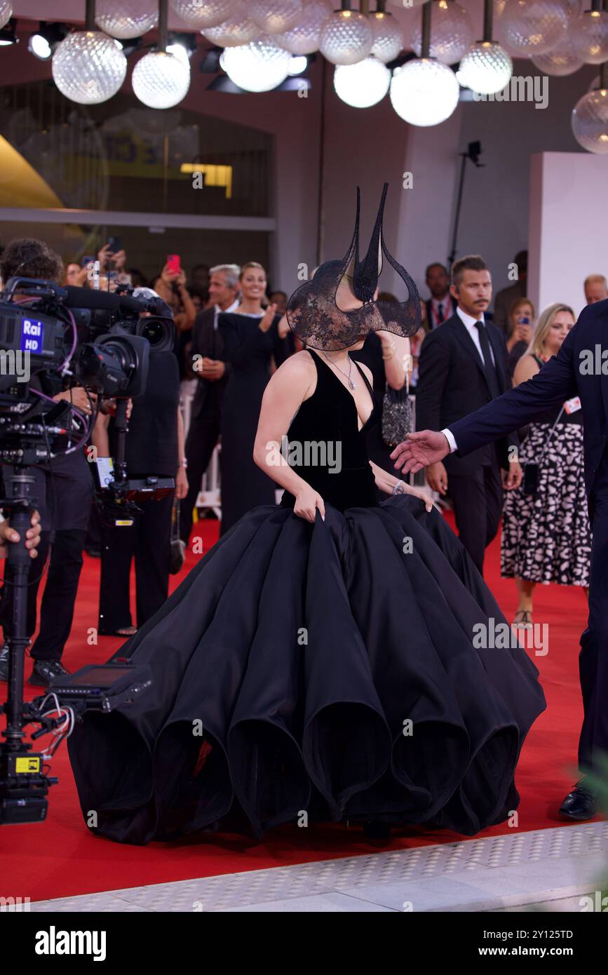 Venedig 4 September 2024 Italien , Venedig Filmfestival Roter Teppich. Lady Gaga war absolut wunderschön, als sie den roten Teppich des Filmfestivals von Venedig schmückte und ein atemberaubendes schwarzes Kleid trug, gepaart mit einem ungewöhnlich schönen Schneckenmütze. Die Fans warteten schon seit Stunden auf ihre Ankunft, und heute war die Menge deutlich größer als an den Vortagen, und viele waren von der Erwartung angezogen, sie zu sehen. Quelle: Anfisa Polyushkevych/Alamy Live News Stockfoto