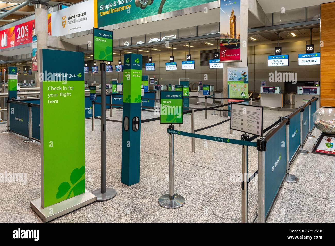Leere Aer Lingus Check-in-Schalter am Flughafen Cork (ORK), Irland. Stockfoto
