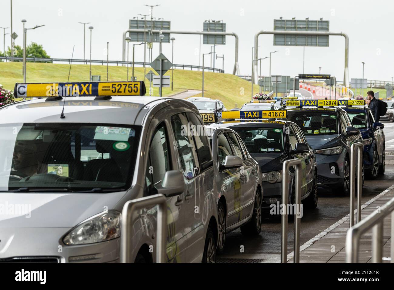 Taxis warten am Flughafen Cork (ORK), Irland. Stockfoto
