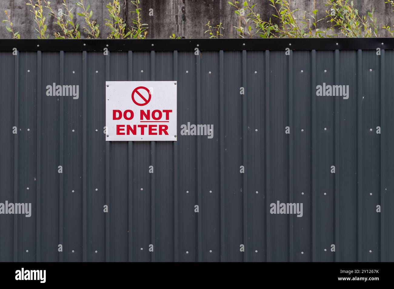 Geben Sie in Irland nicht das Schild auf Baustellen ein. Stockfoto