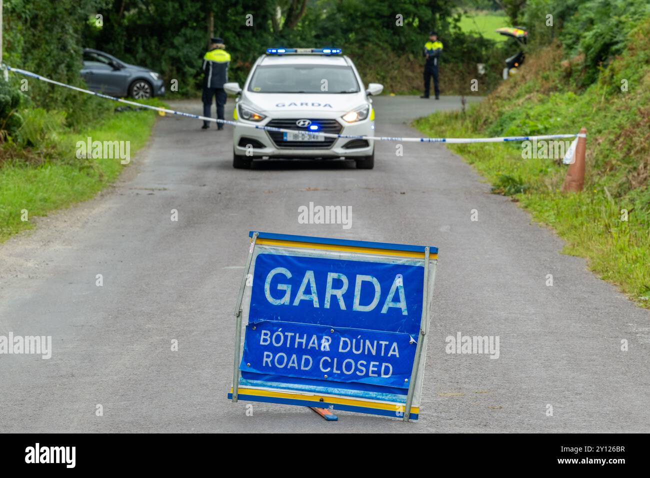 Garda Straßensperrung an einem Tatort in West Cork, Irland. Stockfoto