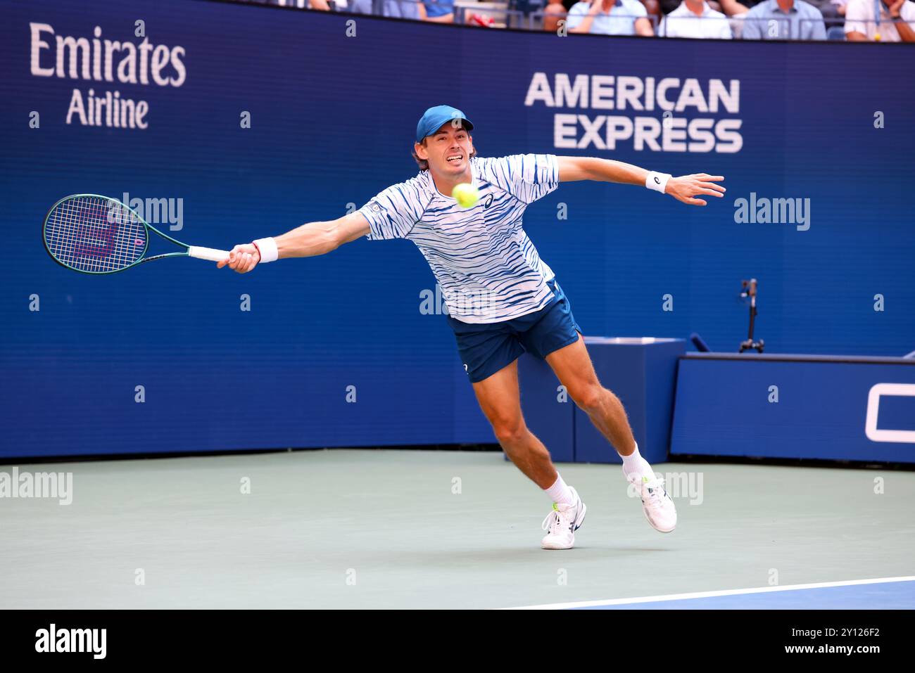 Flushing Meadows, US Open: Alex de Minaur aus Australien. September 2024. In Aktion während seines Viertelfinalspiels gegen Jack Draper aus Großbritannien bei den US Open Today. Quelle: Adam Stoltman/Alamy Live News Stockfoto